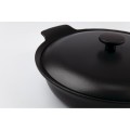 patelnia-zeliwna-z-pokrywa-2h-28-cm-ron-czarna (5).jpg
