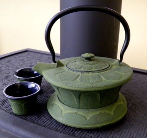 Zestaw żeliwny Czajnik Zaparzacz 0,8 L + 2 Czarki 100ml  + Podstawka zielony 2313125