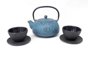 ZESTAW ŻELIWNY CZAJNIK 800 ML PODSTAWKA CZARKI 